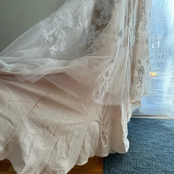 White Lace Wedding Dress NWT Unaltered Size 2